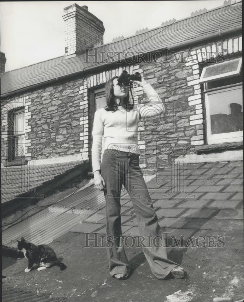 Press Photo Georgina Dowens and cat wait for return of her pigeons - Historic Images