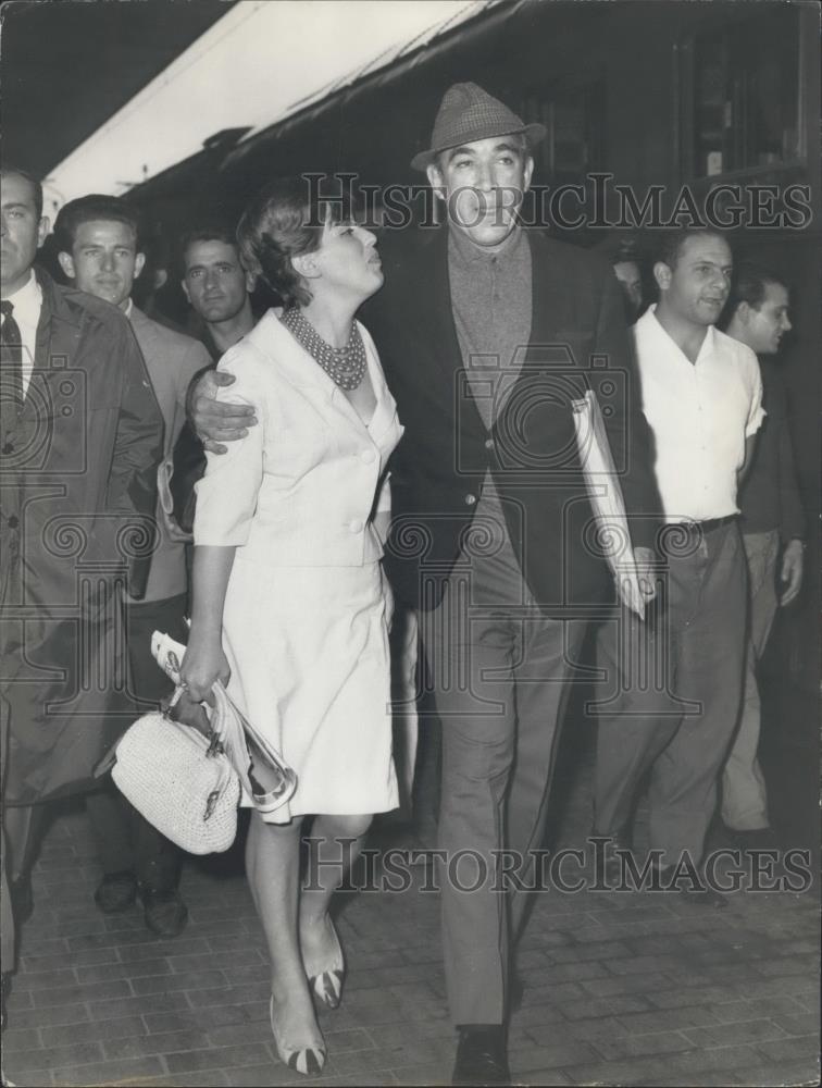 1963 Press Photo Anthony Quinn &amp; Wife Arrive In Rome - Historic Images