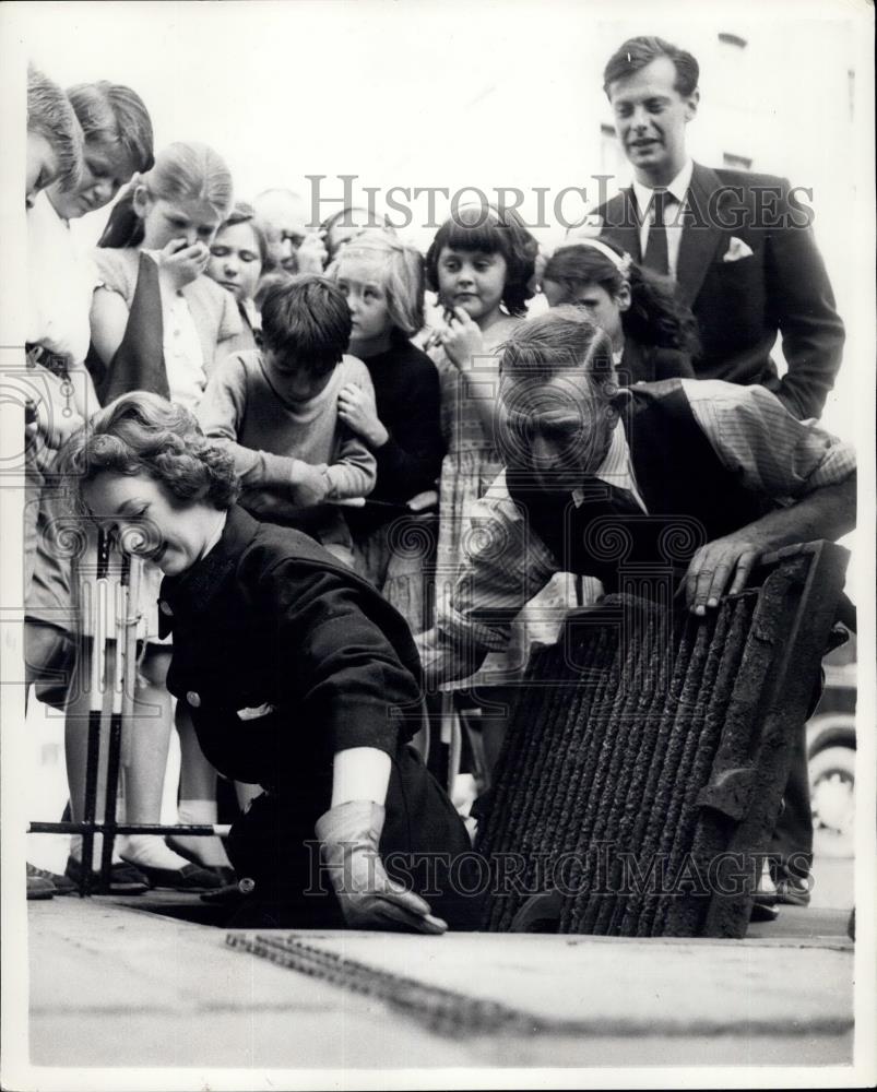 1957 Press Photo Mrs. Gerald Legge going down to inspect London city sewere - Historic Images