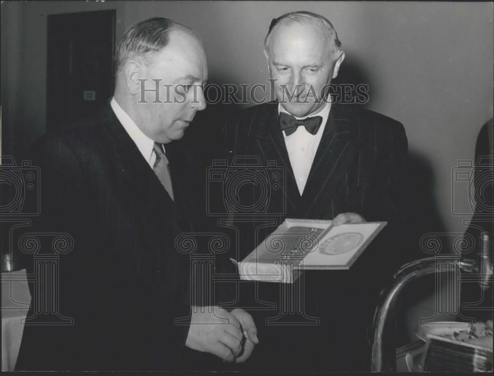 1953 Press Photo New Berlin Parliament Mayor Schreiber Given Cigar Box - Historic Images