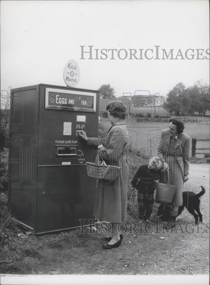 Press Photo Local Shopper See Eggomatic For First Time - Historic Images
