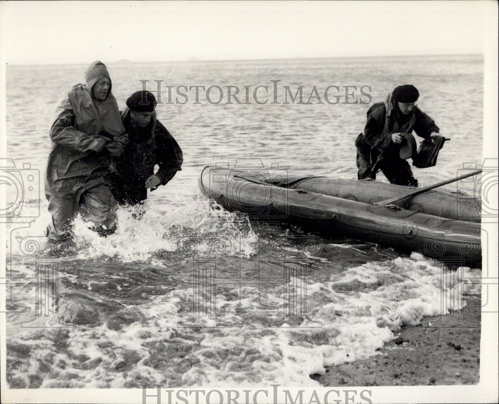 1954 Press Photo Combined Services Amphibious Demonstration - Historic Images