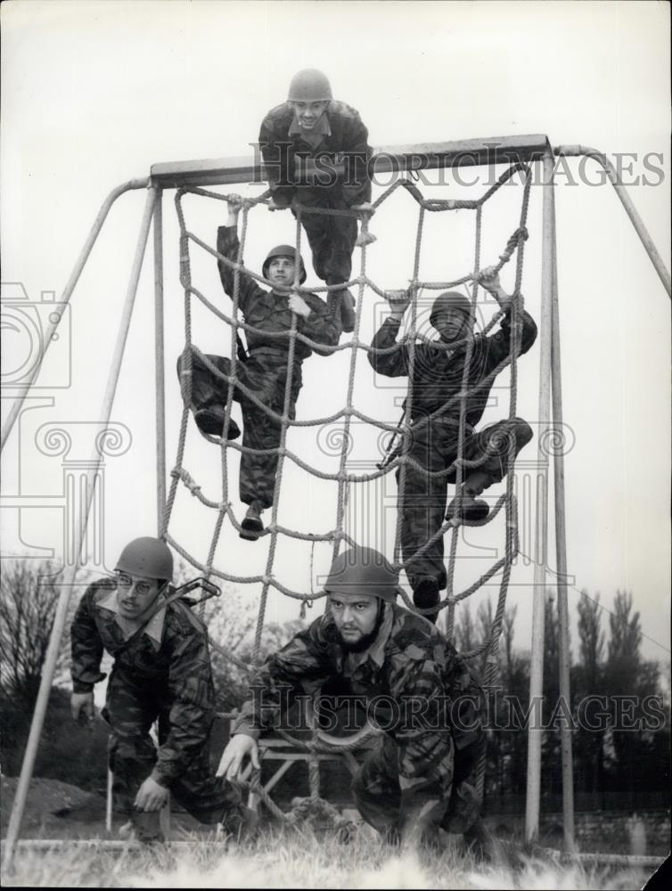 1957 Press Photo French Soldiers in battle dress training - Historic Images