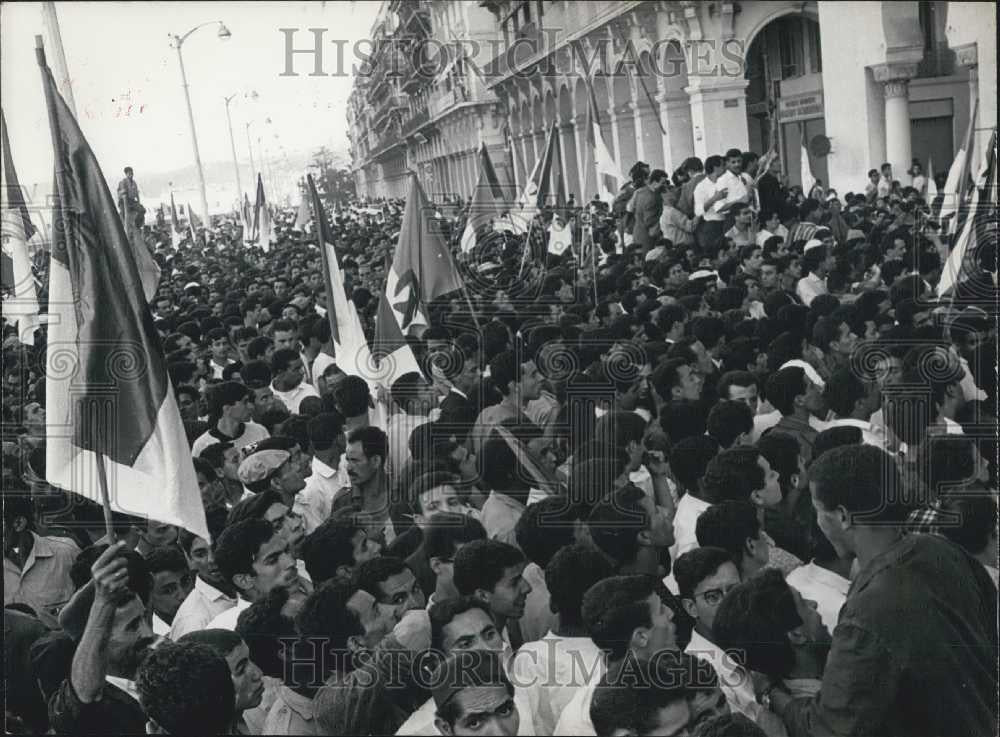 1962 Press Photo Crowd Gathered To Cheer Ben Khedda Algiers Military - Historic Images