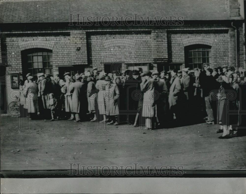 1950 Press Photo Scene at the Pithead of Colliery disaster - Historic Images