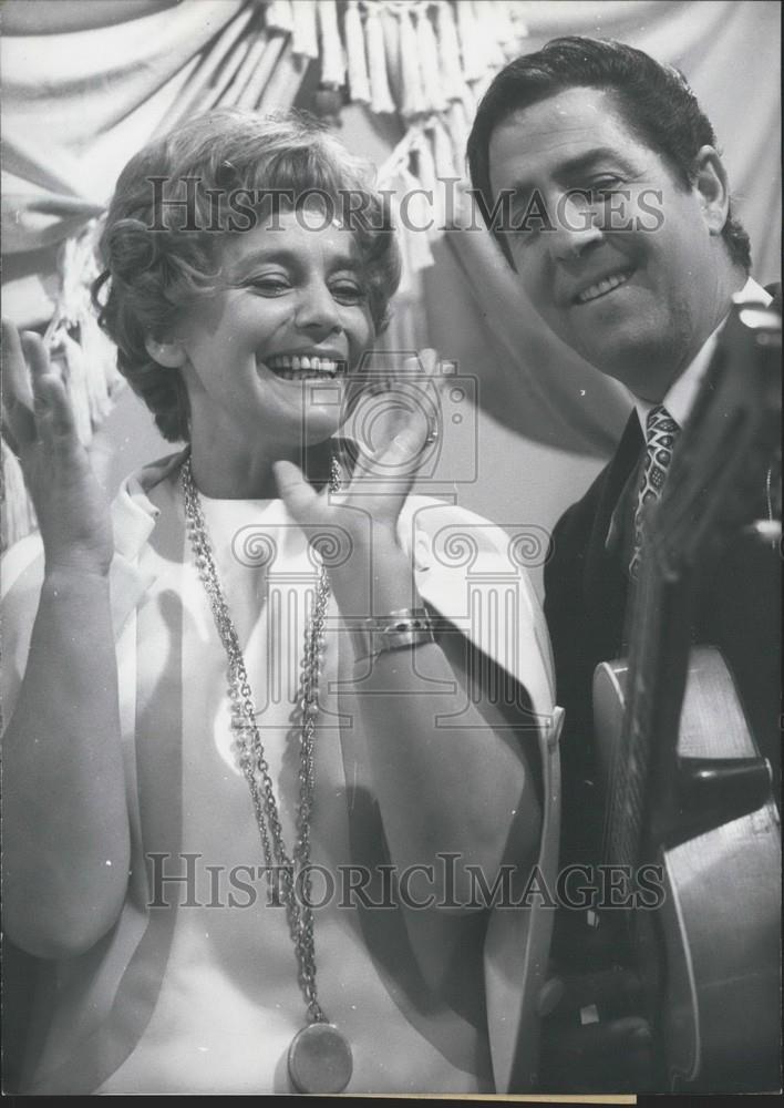 1969 Press Photo Maria Schell and Vico Torriani on set &quot;Vico, Vino, und Amore&quot; - Historic Images