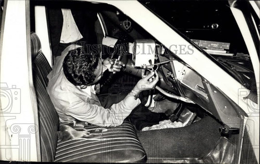 1971 Press Photo Detective cleaning car used by Kidnappers of Julio Hirschfeld. - Historic Images
