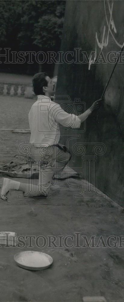 Press Photo Worker cleaning graffitti from a wall - Historic Images