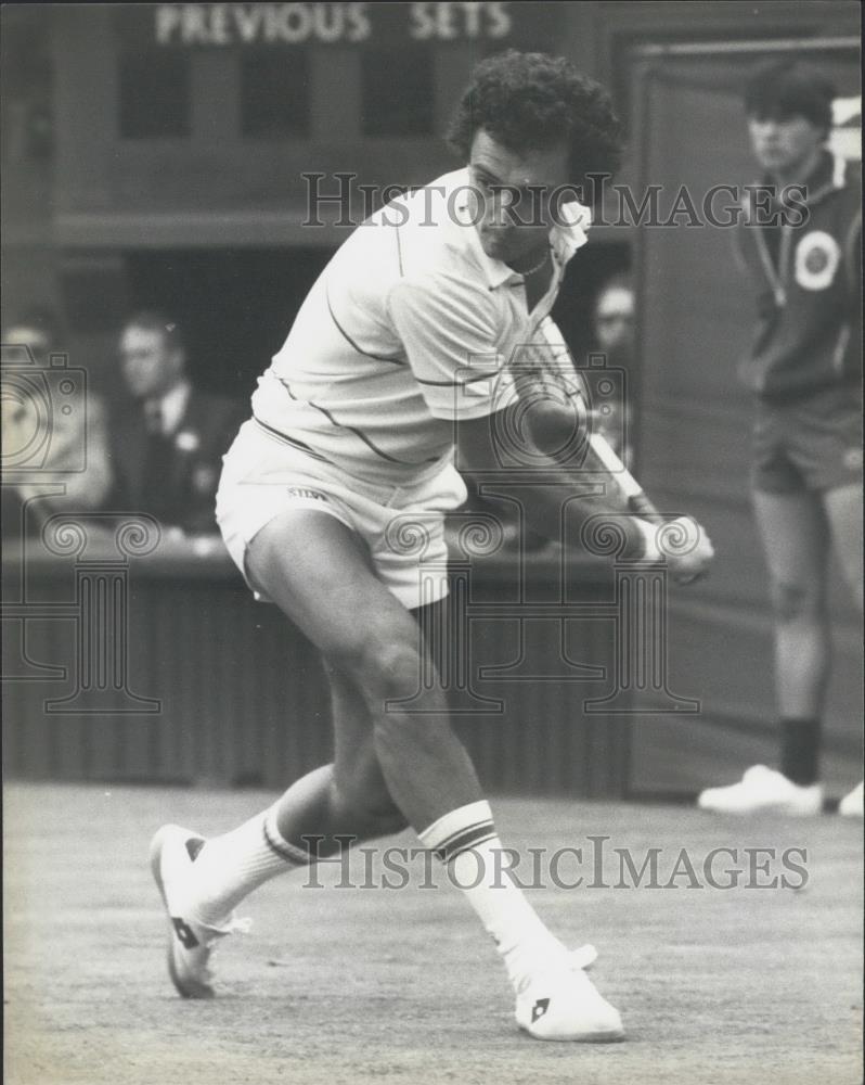 1981 Press Photo J. Clerc of Argentina Beats J. Lloyd of Britain at Wimbledon - Historic Images