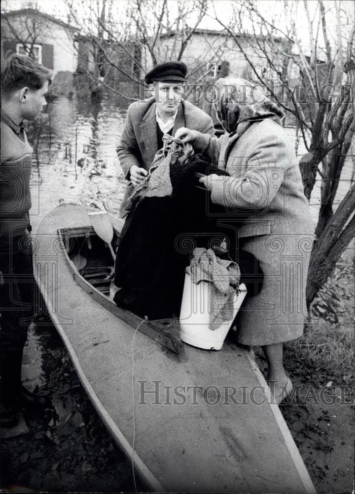 1962 Press Photo Hamburg area,people evacuate from flooding - Historic Images