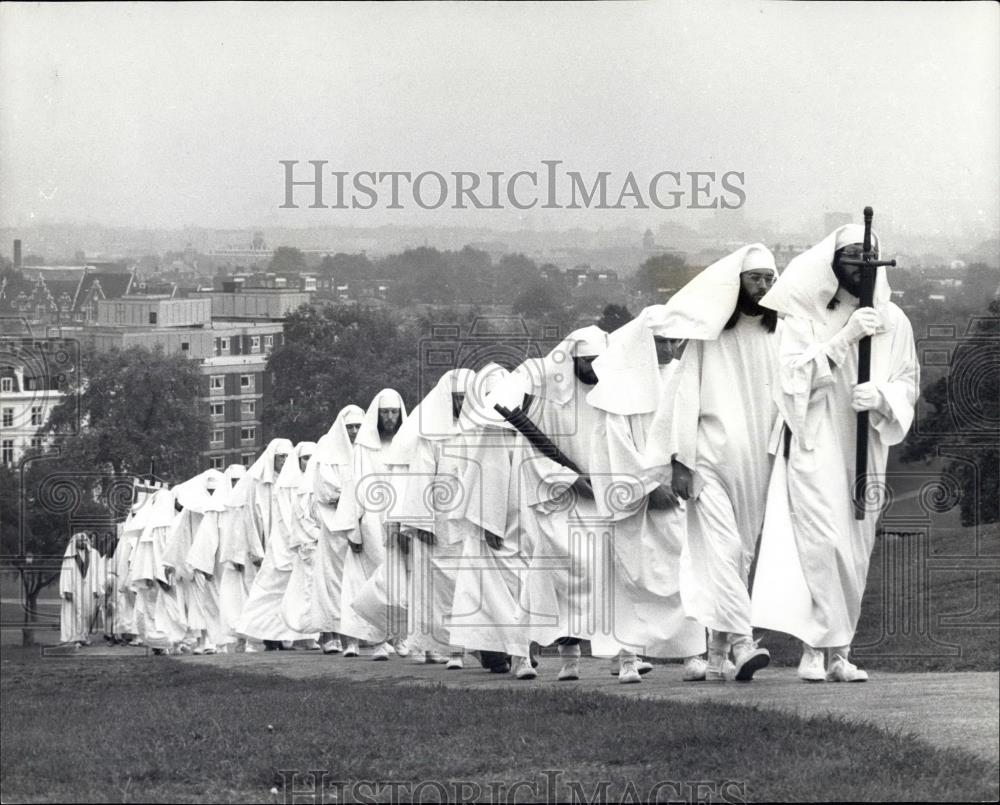 1976 Press Photo Autumn Equinox Ceremony On Primrose Hill London - Historic Images