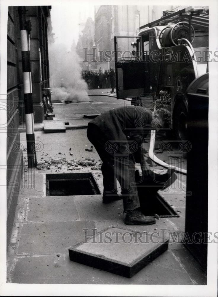 1959 Press Photo Damage in London streets from an explosion of junction box - Historic Images