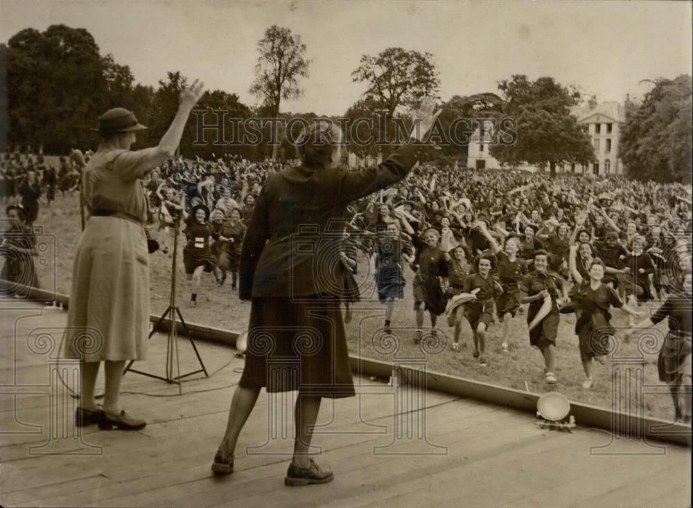 1953 Press Photo Chateu De Jambville Girl Guides Rally Women On Stage - Historic Images