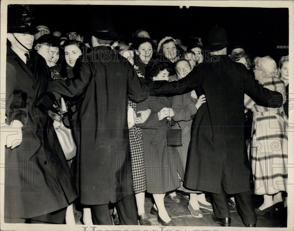 1952 Press Photo Police hod back crowd at Leicester Square film premier - Historic Images