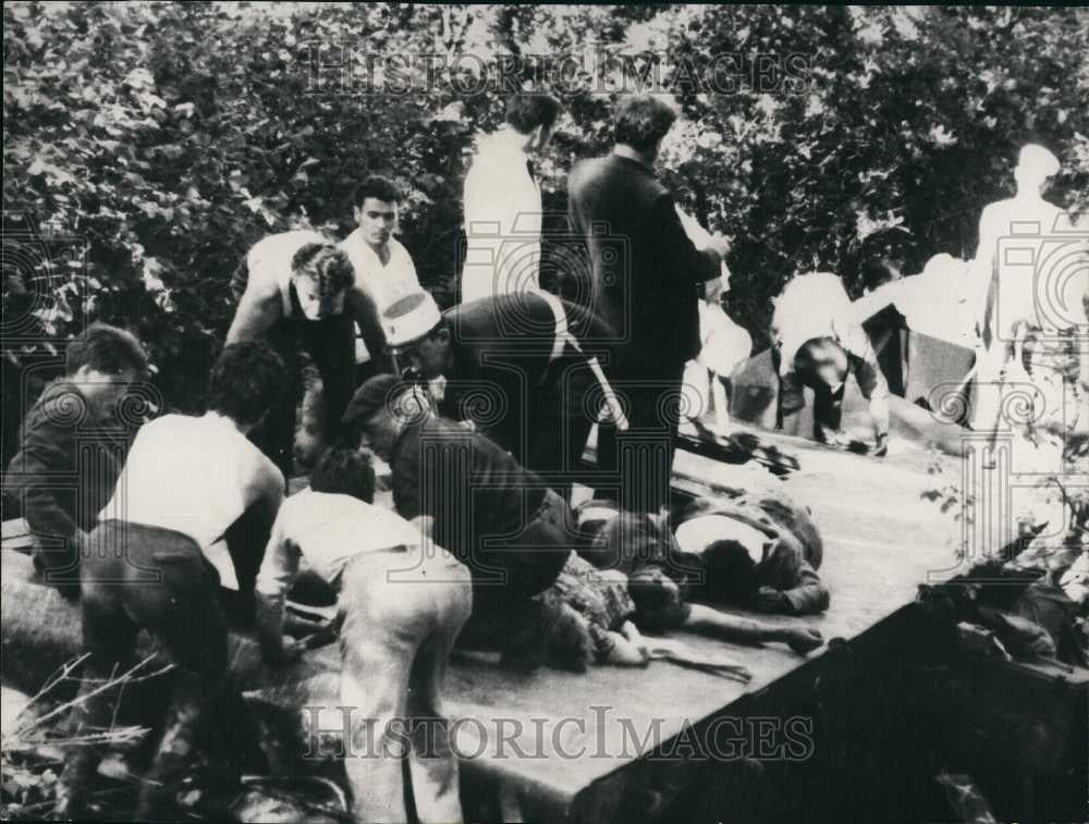 1962 Press Photo People help victims of train crash on Paris-Marseilles route - Historic Images