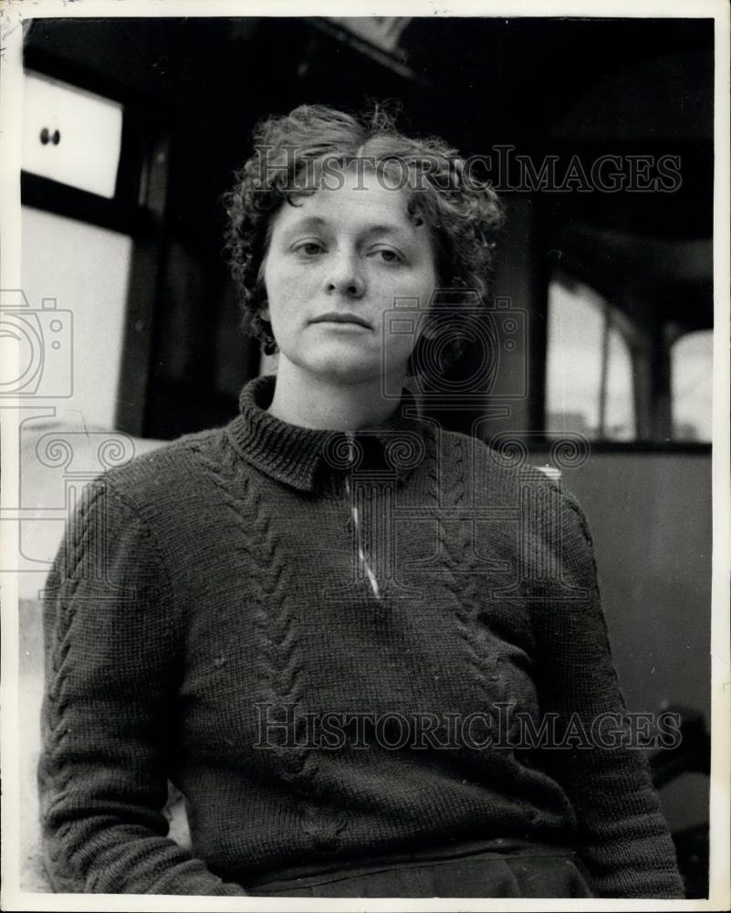 1955 Press Photo Wife of First Engineer, Swedish Tanker Fire - Historic Images