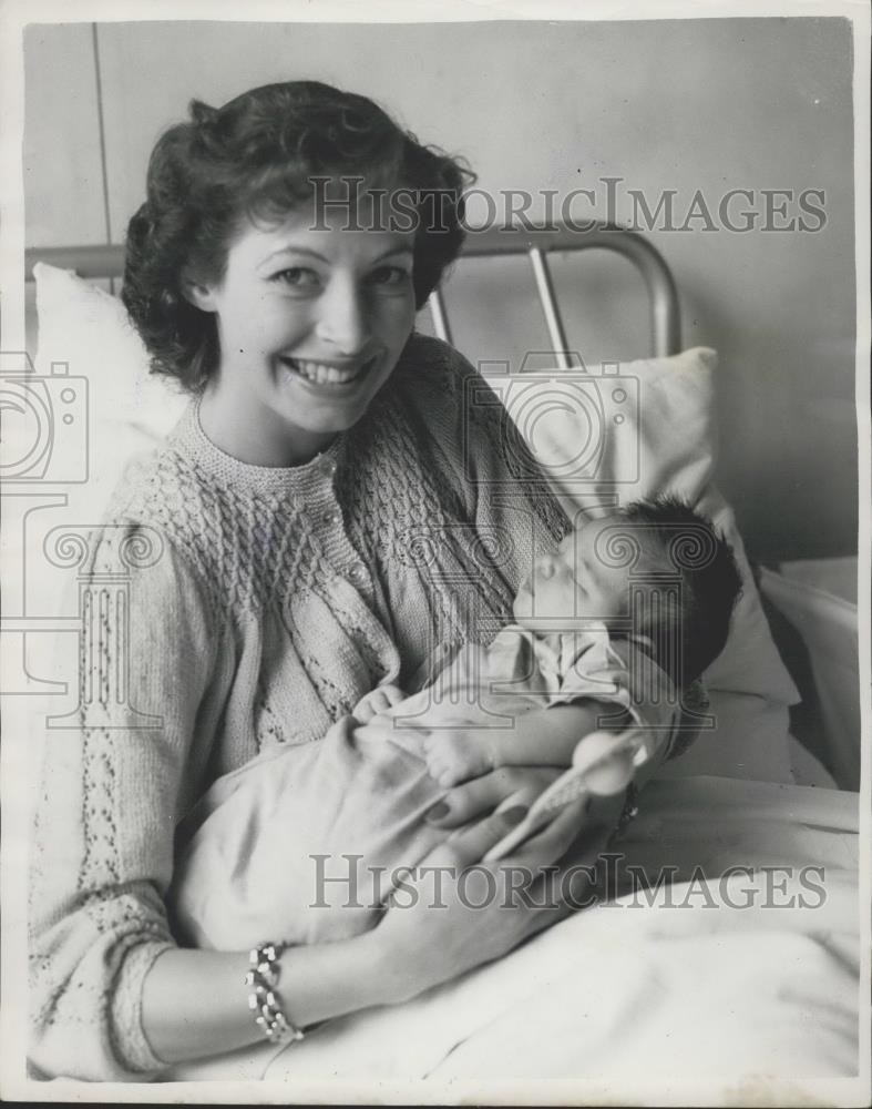 1953 Press Photo British Tennis Star Linda Cornell and new baby Trudy Ann - Historic Images