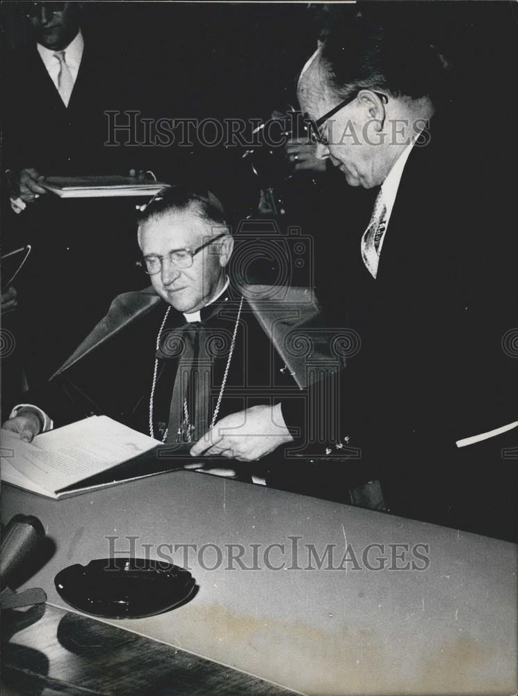1957 Press Photo Aloysius MÃƒÂ¼nch and Fritz Steinhoff discuss documents. - Historic Images