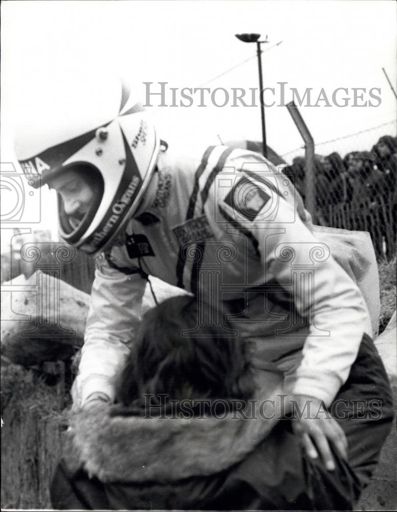 1975 Press Photo Race driverDivina Galica climbing over a fence at Brands Hatch - Historic Images