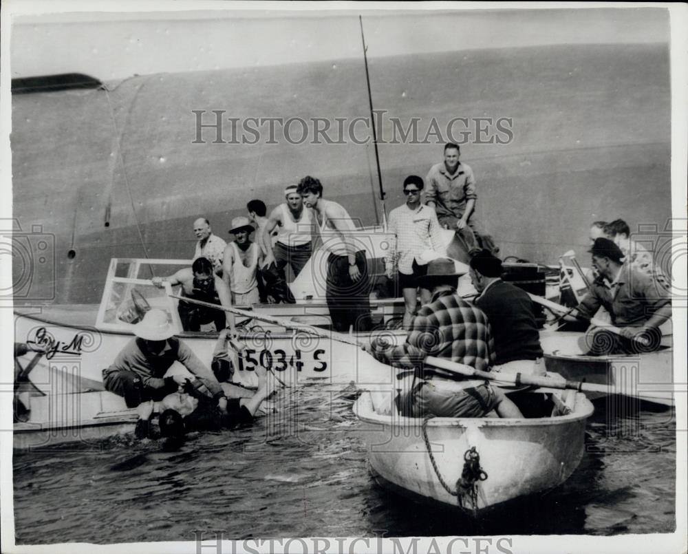 Press Photo Men Trapped In Sunken Dredger Rescued By Divers - Historic Images