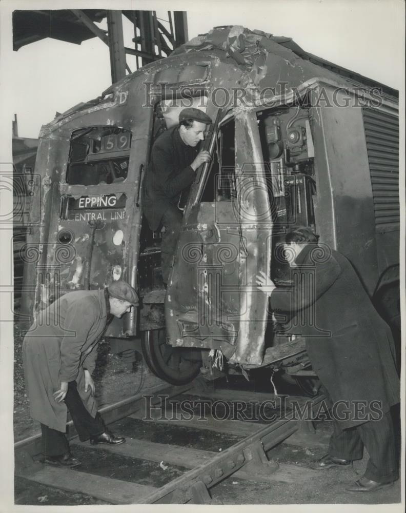 1953 Press Photo damaged drivers&#39; cab of the Epping train crash - Historic Images