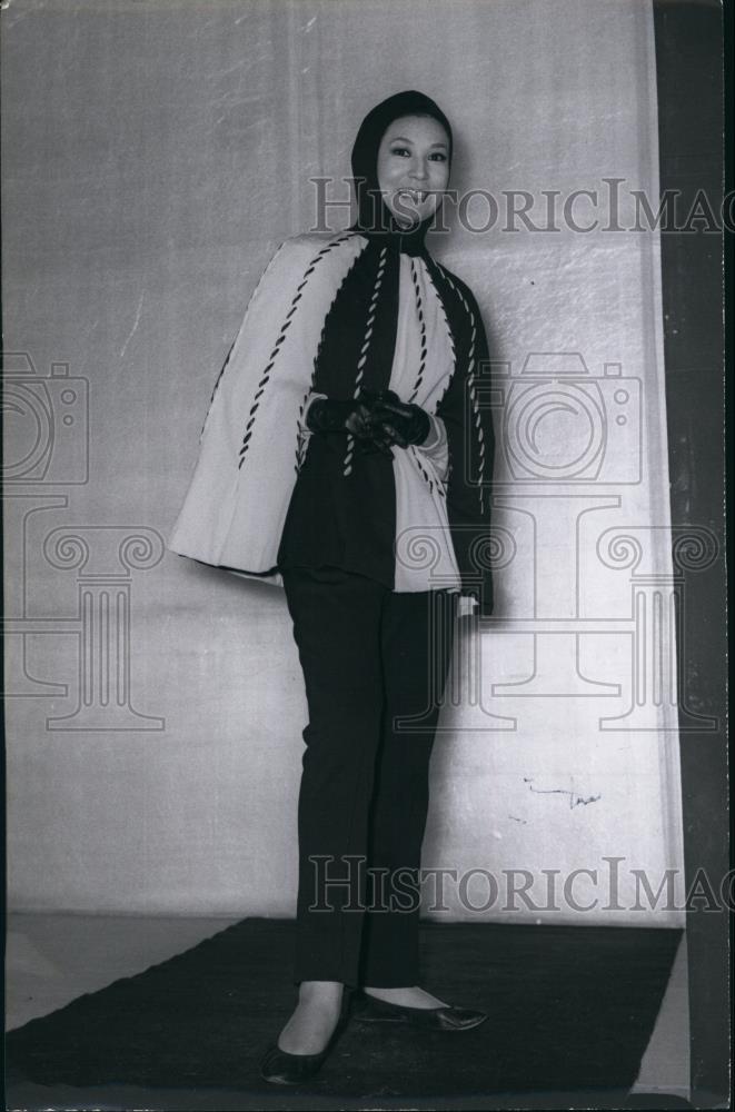 Press Photo Model Wearing Poncho - Historic Images