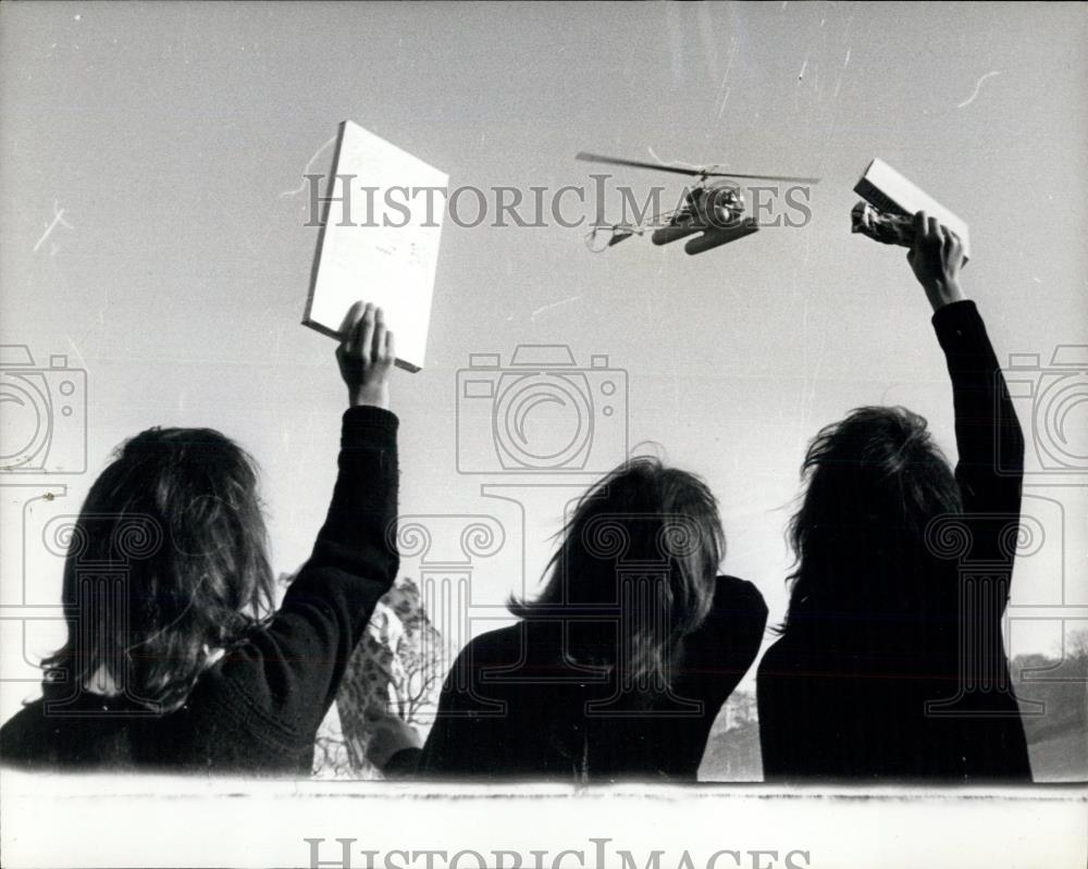 1962 Press Photo Santa Arrives in to Pestalozzi Village by Helicopter - Historic Images