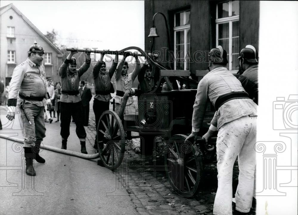 1964 Press Photo Fire hand pump being demonstrated - Historic Images