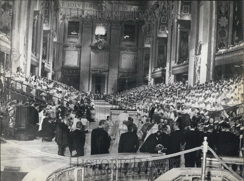 Press Photo crowds of people inside of large building for pope - Historic Images
