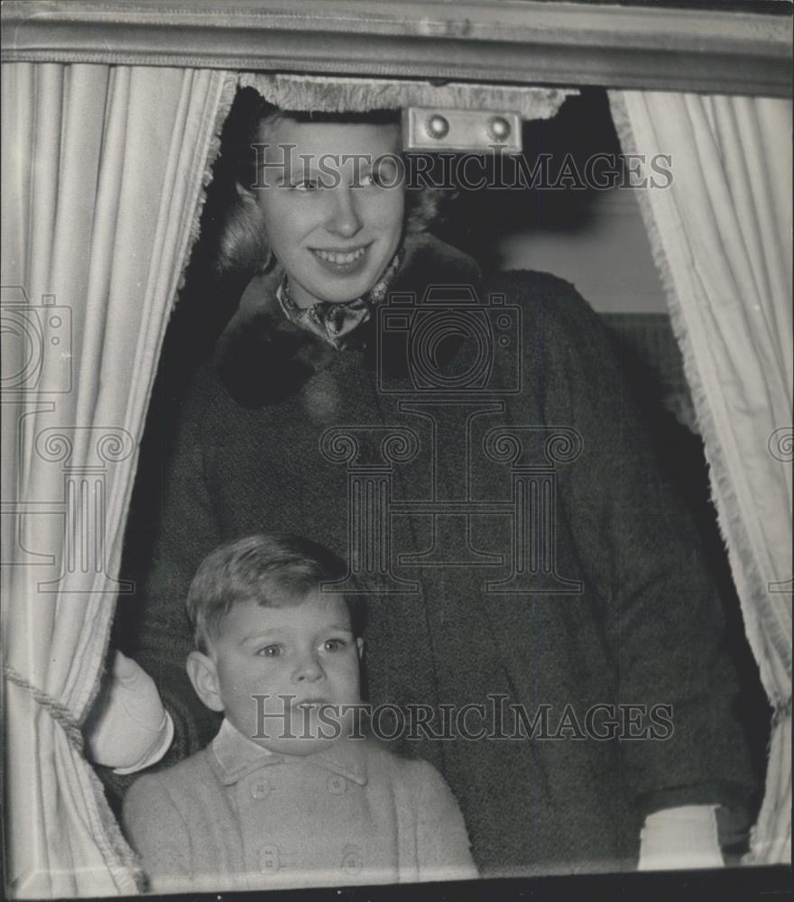 1963 Press Photo Queen &amp; Royal Family Go To Sandringham - Historic Images