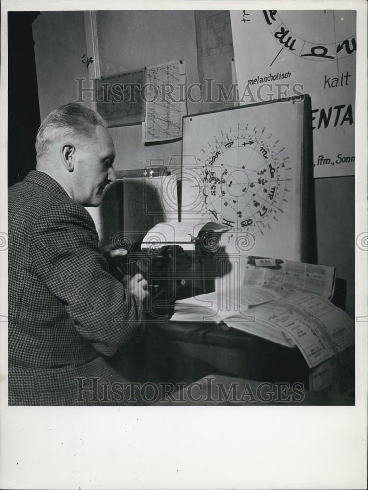 Press Photo A man doing research - Historic Images