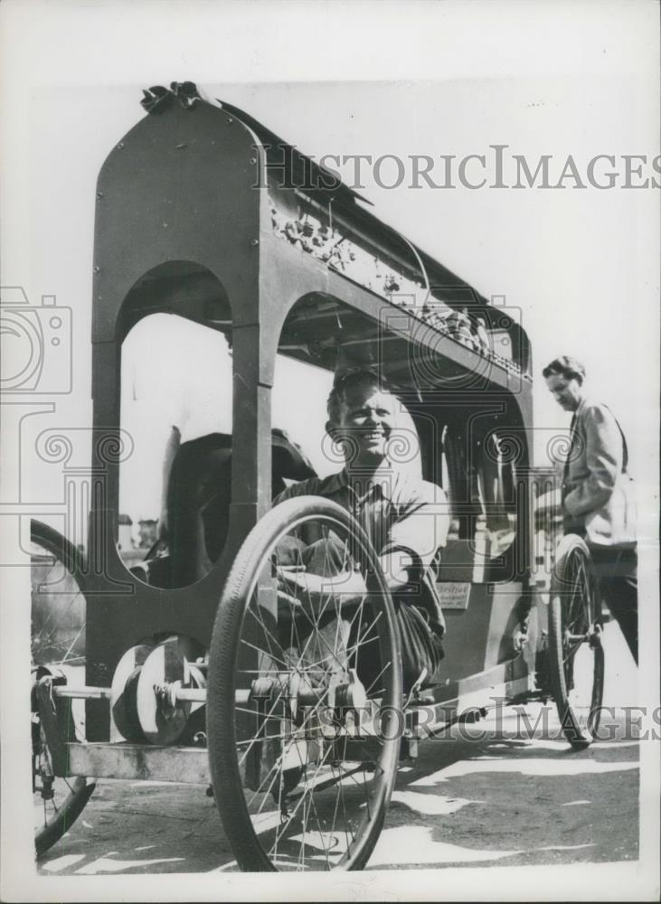 Press Photo Mr. Griffel and his &#39;Boat Car&quot; touring Germany, his cycle wheel car - Historic Images