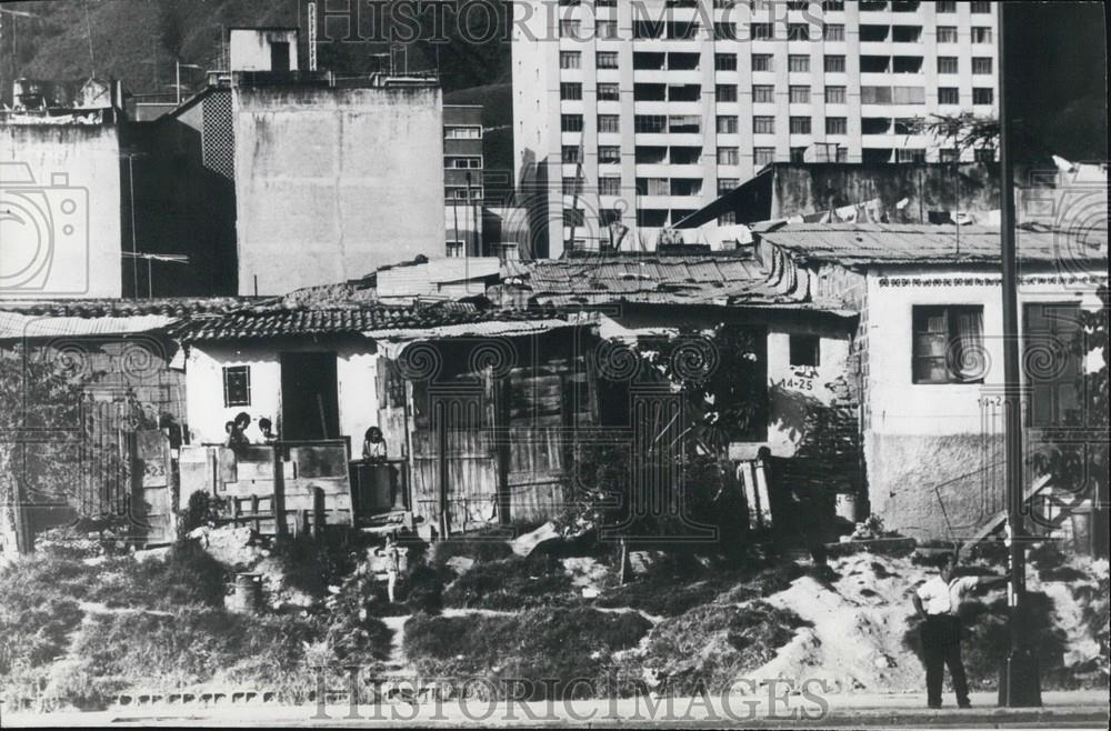 1971 Press Photo Caracas Venezuela slums neighboring modern housing - Historic Images