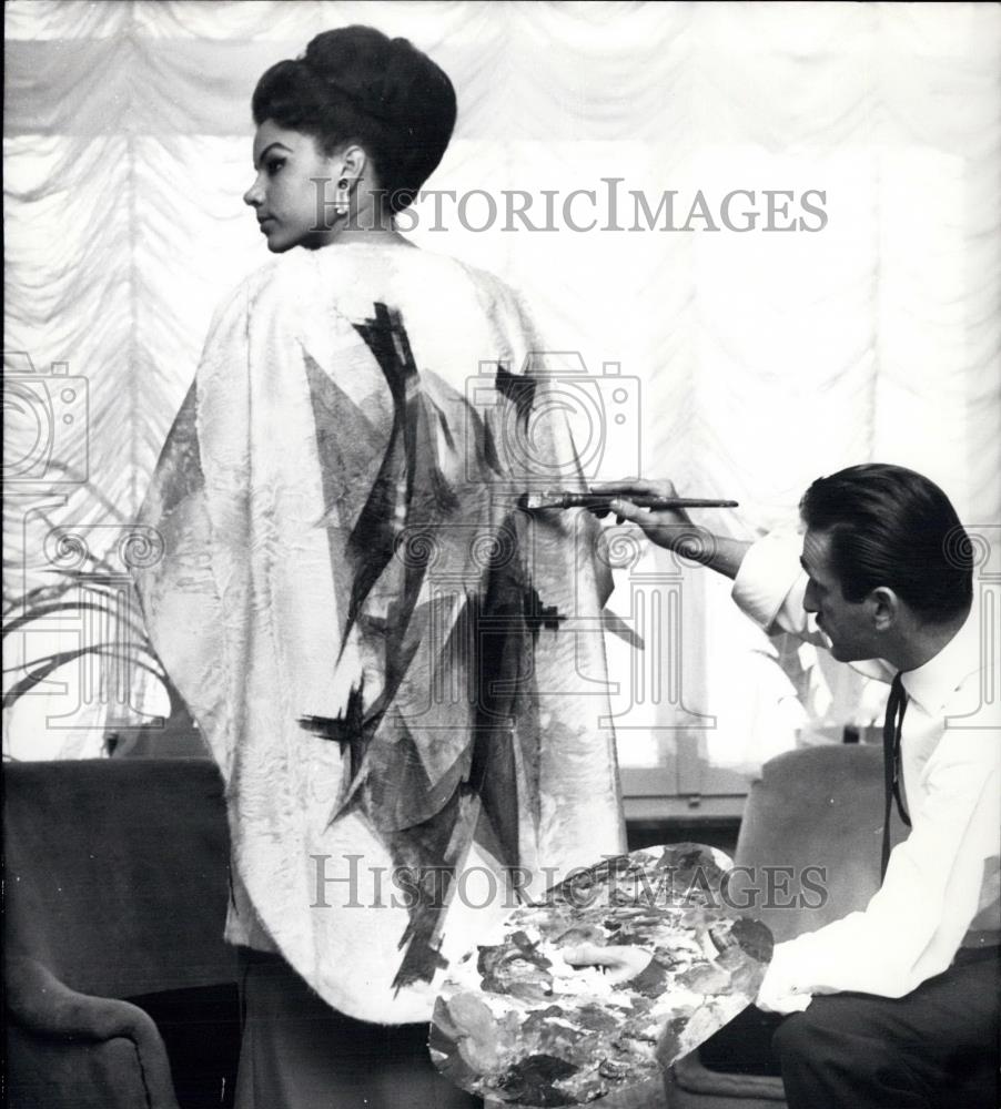 Press Photo cocktail-cape-coat made of silvergrew stained furs. - Historic Images