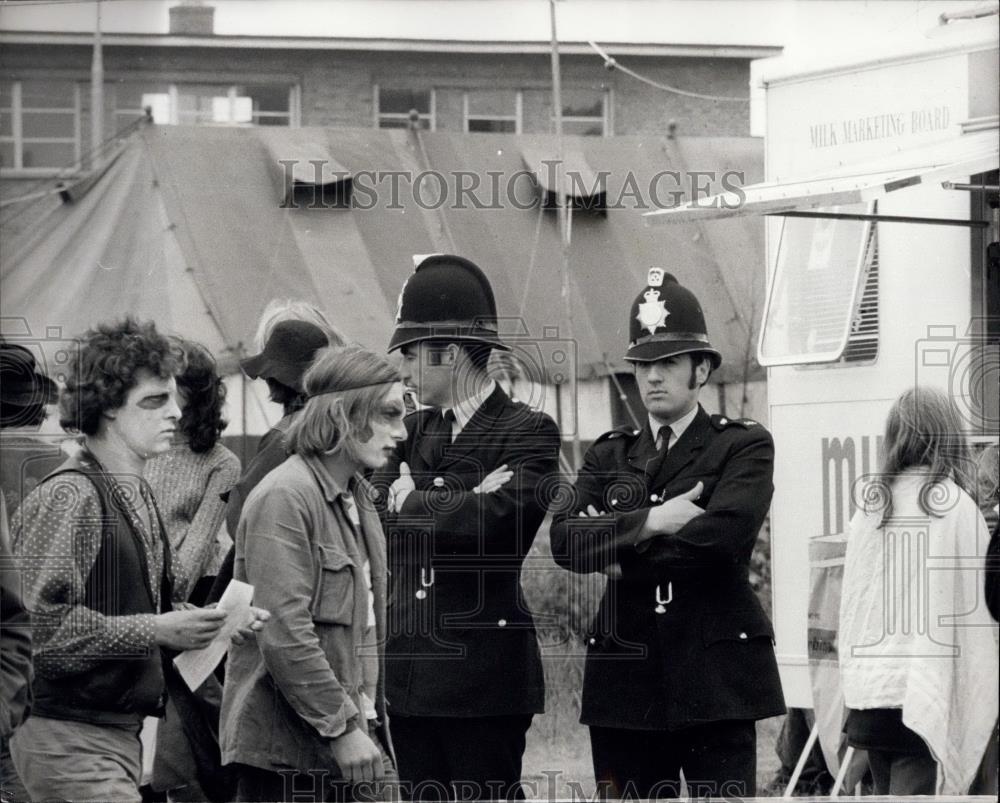 1971 Press Photo Policemen watch as youths arrive at Pop festival - Historic Images