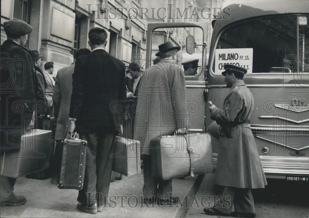 1953 Press Photo Police Protecting Autobuses During Railway Workers Strike - Historic Images