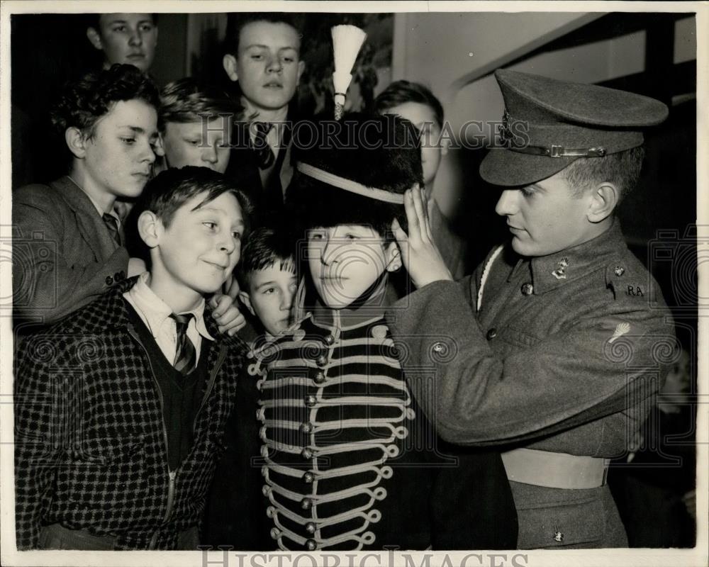 1954 Press Photo Robert Higgs/Dress Uniform/Royal Horse Artillery - Historic Images