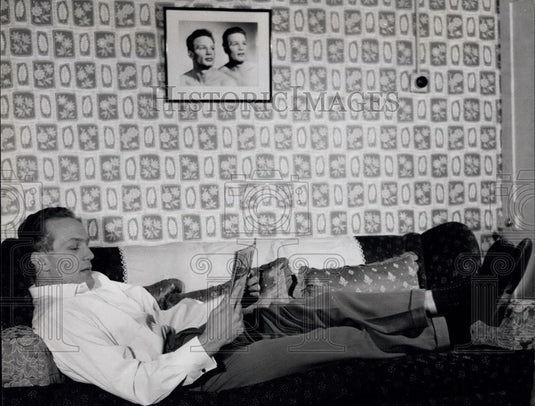 Press Photo Henry Cooper relaxes on he seated in his home at Bellingham, Kent - Historic Images