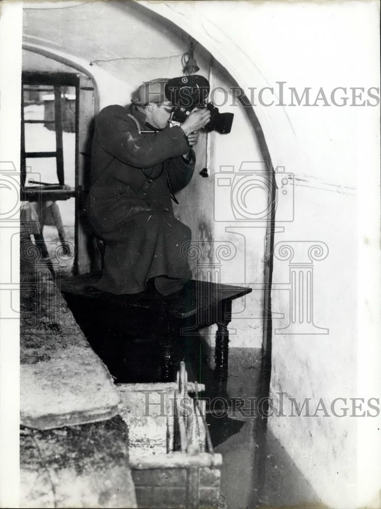 1956 Press Photo Photographer Taking Flood Pictures In Lower Bavaria In -15 Degr - Historic Images