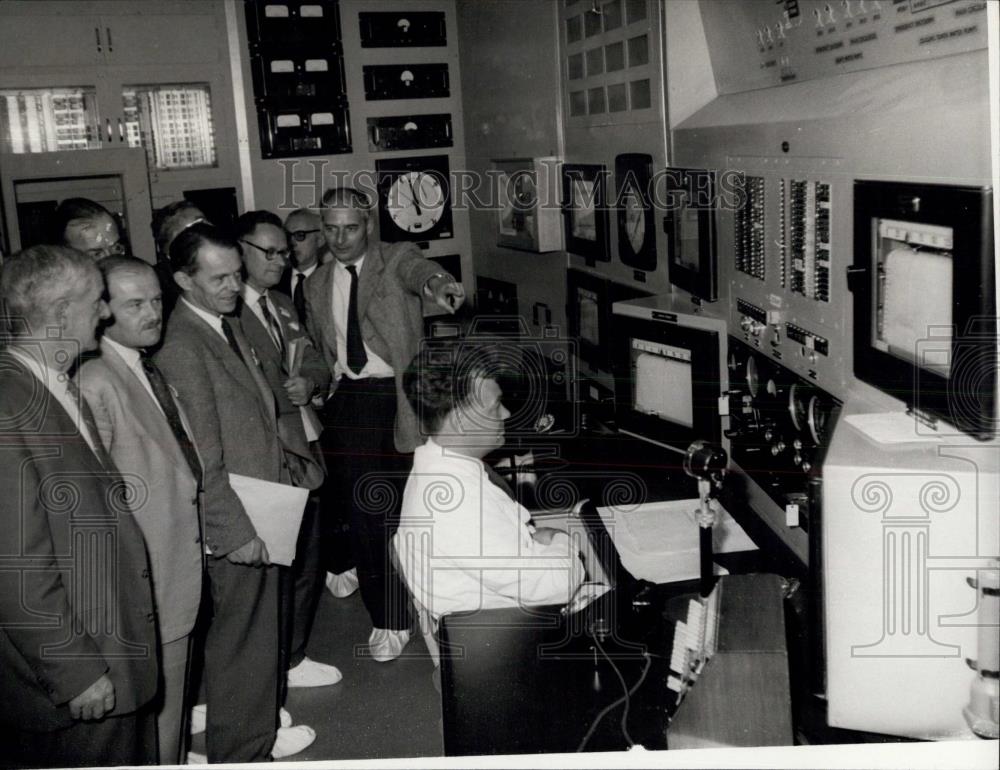 1958 Press Photo Scientists At Harwell.Looking At Dido Control Panel - Historic Images