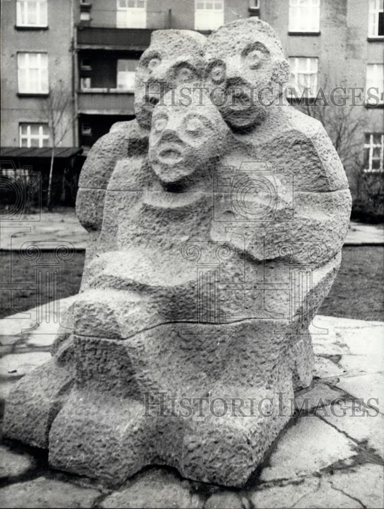 1959 Press Photo Unknown Spectator Of Football Games Monument Herne Germany - Historic Images