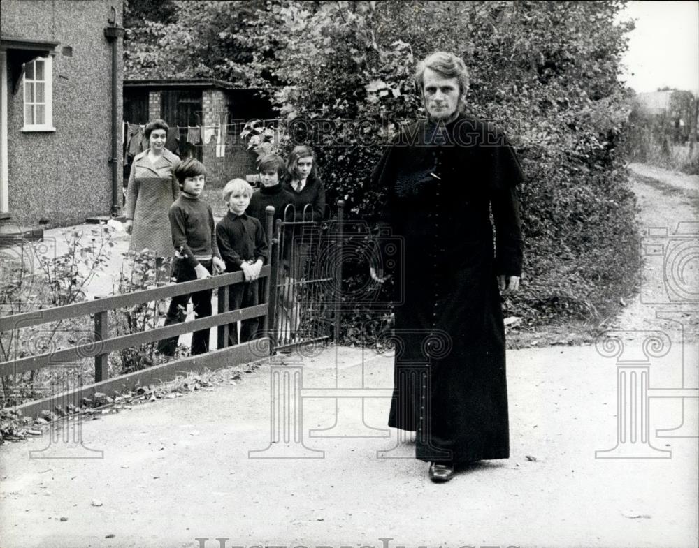 1972 Press Photo John Toon Priest Out-of-Work Clergyman Draw Social Security Ben - Historic Images