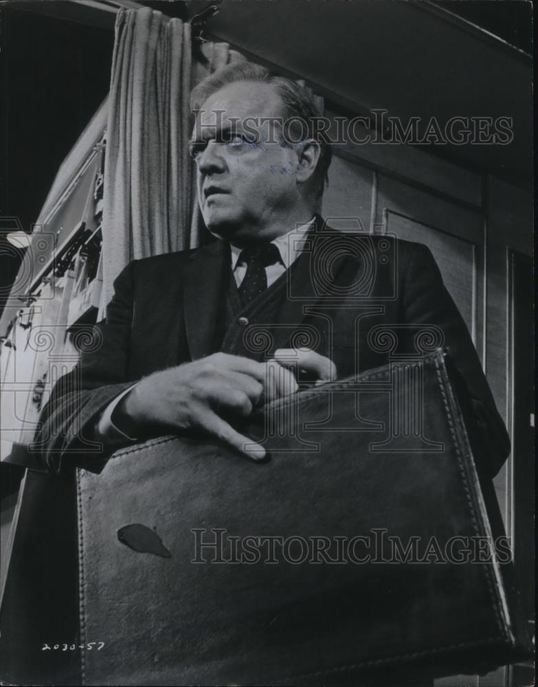 1973 Press Photo Van Heflin in Airport - cvp21878 - Historic Images