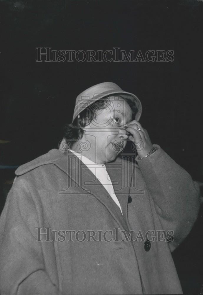 1953 Press Photo Petrides Shows Judge Her Injured Nose - Historic Images