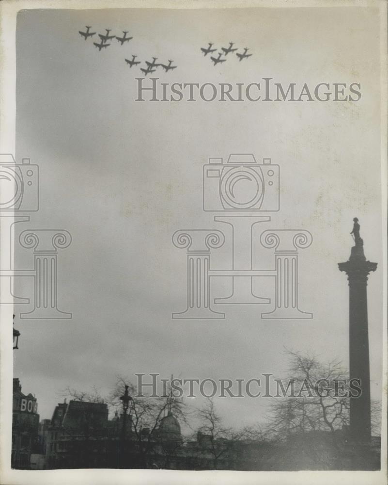 1960 Press Photo 36-Hunter jet fighters fly over London forthe birth of Prince - Historic Images