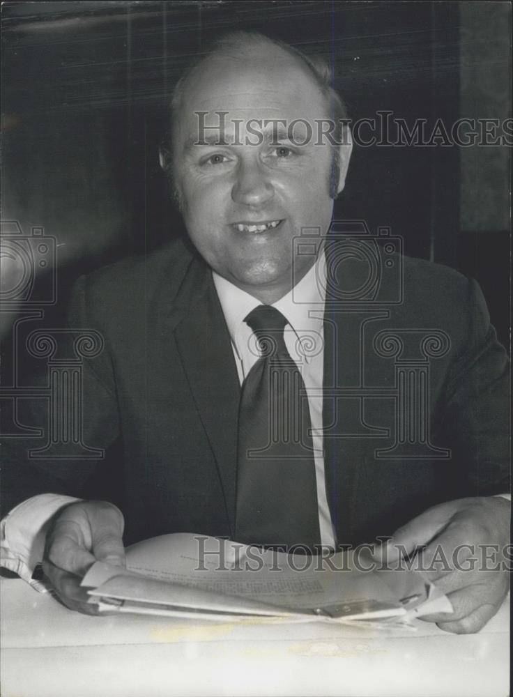 1975 Press Photo Edward Rowlands MPUnder-Secretary of State for Foreign - Historic Images