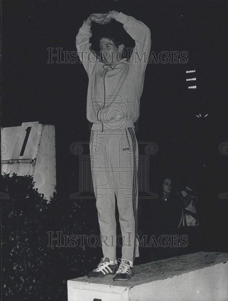 Press Photo; Emile Puttemans Waves to Crowd After Beating World Record for 5000M - Historic Images