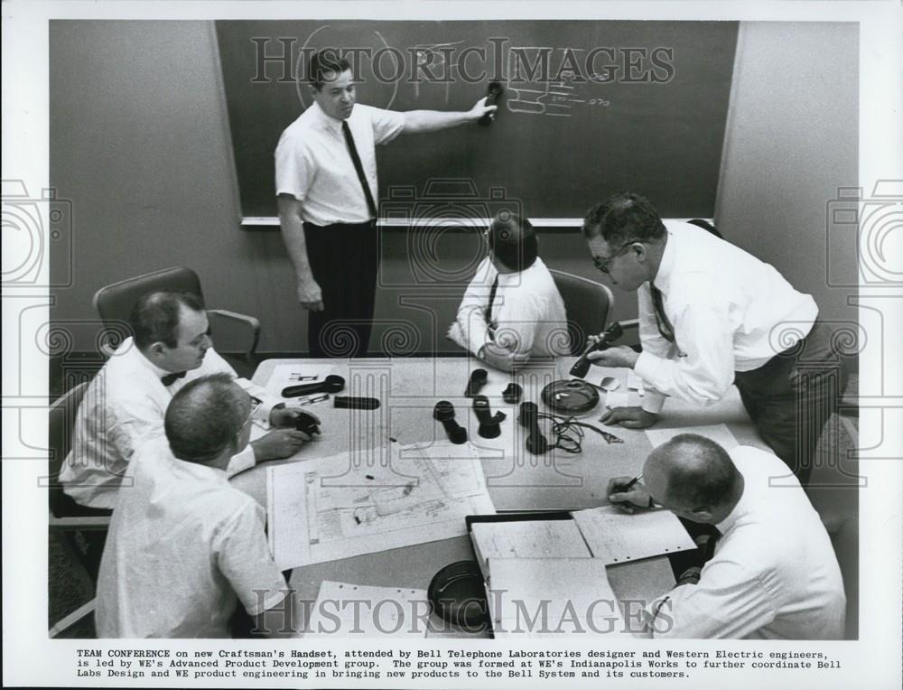 Press Photo Team Conference On New Craftsman's Handset - Historic Images