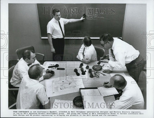 Press Photo Team Conference On New Craftsman's Handset - Historic Images