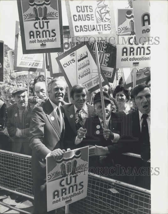 1976 Press Photo Crowd of demonstrators greet TUC conference delegates - Historic Images